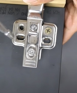 Một thao tác lắp đặt bản lề giảm chấn Hafale